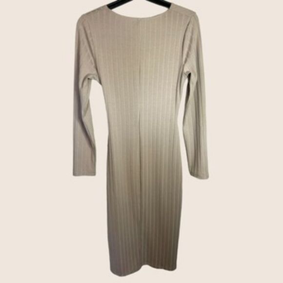 🍦 SMALL TWIST FRONT RIBBED BODYCON MIDI DRESS OATMEAL CREAM ASTR THE LABEL - Picture 4 of 7